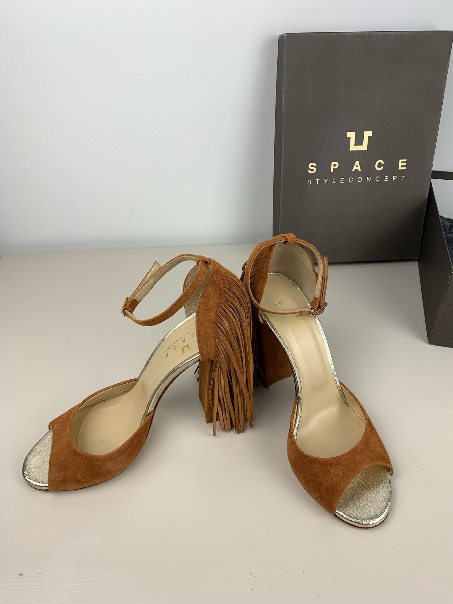 Space Style Concept Fringe Sandals