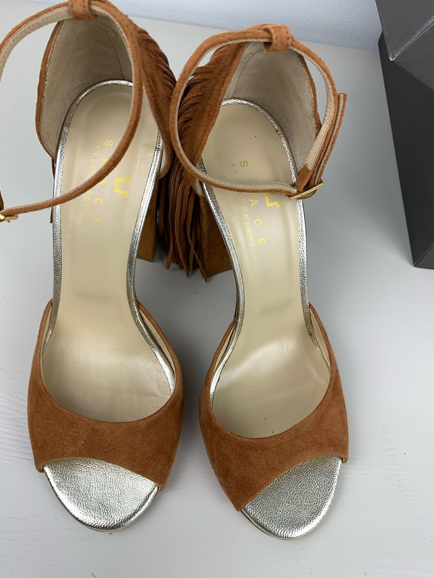 Space Style Concept Fringe Sandals