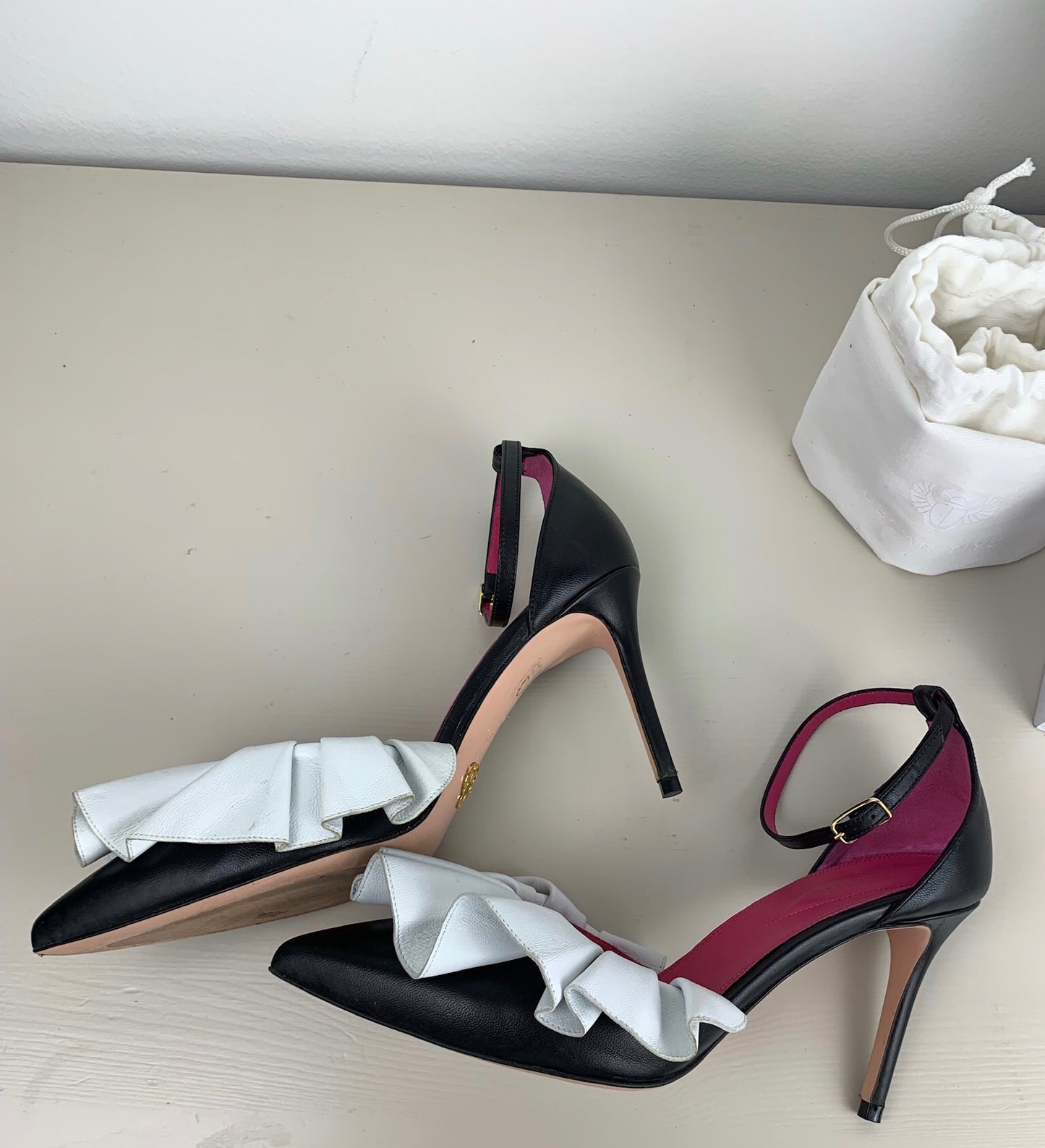 Pre owned Oscar Tiye Valerie Black and White Ruffle Pumps