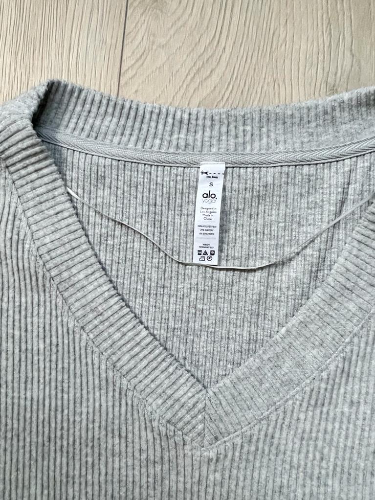 Alo Yoga "muse" V-Neck Sweatshirt (Grey)