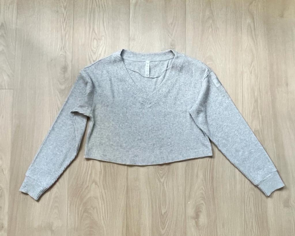 Alo Yoga "muse" V-Neck Sweatshirt (Grey)